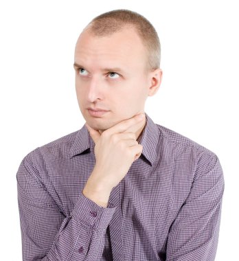 Genç adam düşünüyor. Duygular. Yan bakış. Beyazda izole edilmiş