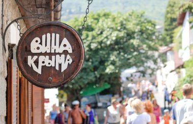 Ukrayna, Gurzuf - 13 Ekim 2010: Bir şehir caddesinde bir şarap dükkanının girişinde 