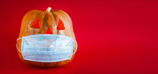 Calabaza Halloween Una Máscara Médica Protectora Sobre Fondo Rojo Copiar — Foto de Stock