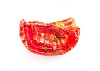 Yakından baharatlı bir dilim kırmızı kurutulmuş domates. Beyaz arka planda izole edilmiş. Makro.