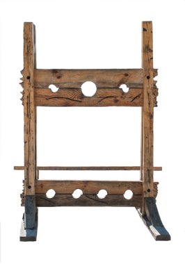 Bir mahkumu tutmak için tahta ortaçağ blokları. Eski bir ortaçağ işkence aleti. Beyazda izole edilmiş