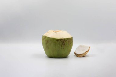 Taze yeşil hindistan cevizi ve izole edilmiş saman. Beyaz Arkaplanlı Yaz İçeceği Konsepti.