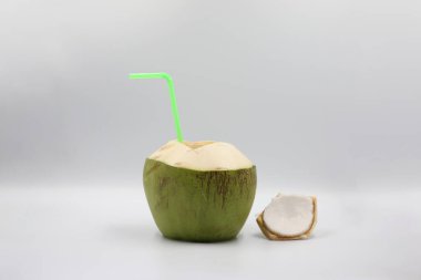 Taze yeşil hindistan cevizi ve izole edilmiş saman. Beyaz Arkaplanlı Yaz İçeceği Konsepti.