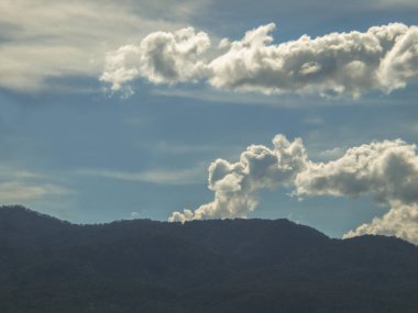 Bulutlar, mavi gökyüzü / tropikal ülkelerde yağışlı sezon gökyüzünde