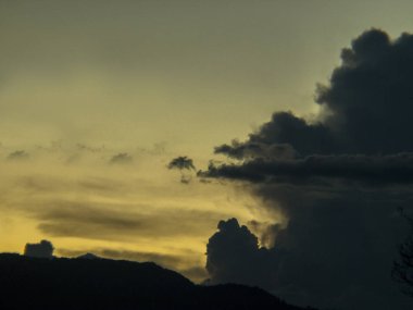 Bulutlar, yağmur, gökyüzü / tropikal ülkelerde yağışlı sezon gökyüzünde