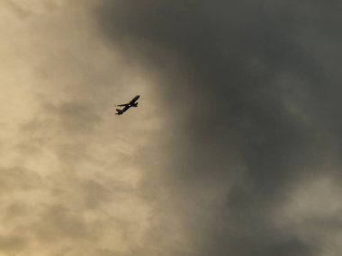 Bulutlar, mavi gökyüzü, gökyüzünde uçan uçaklar/gökyüzünde uçan uçaklar bir yağmur fırtınası iken