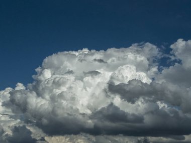 Beyaz bulutlar, mavi gökyüzü / beyaz bulutlar mavi gökyüzü yağışlı sezon