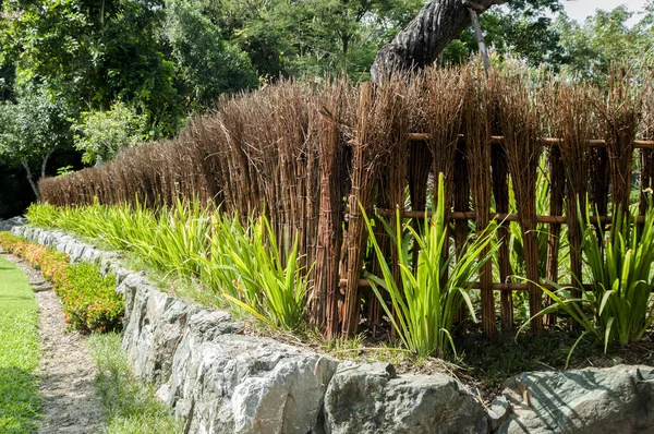 Çit ağaçlarıyla, Japon çitler evi dekore edilmiştir.