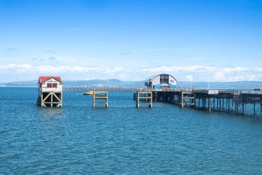 Mumbles, Swansea, İngiltere. 5-22-2025: Mırıldanan cankurtaran botu ve filika istasyonlarının görüntüsü