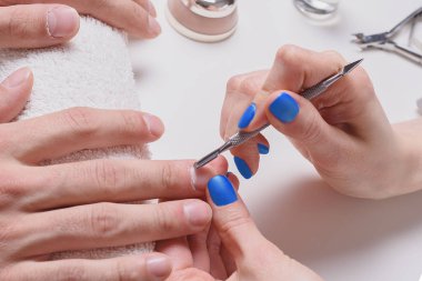 Erkek manikür. Şevval özçelik güzellik eller erkek el itici kullanılarak kütikül tedavi Sıyırıcı.