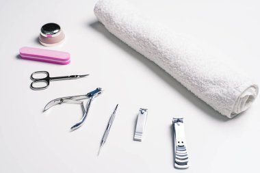 Manikür araç beyaz masaya havlu seti.