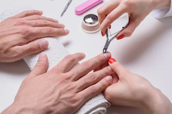 Mannen Manicure Vrouw Schoonheidsspecialiste Behandelt Nagelriemen Van Droge Mannelijke Handen — Stockfoto