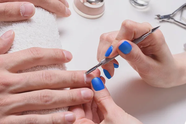 Mannen Manicure Handen Van Schoonheidsspecialiste Behandeld Cuticula Van Mannelijke Handen — Stockfoto