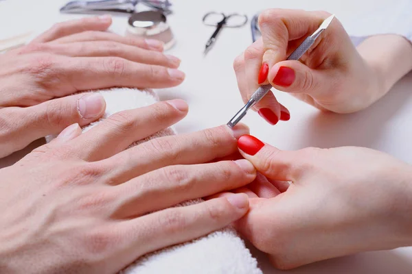 Mannen Manicure Handen Van Schoonheidsspecialiste Behandeld Cuticula Van Mannelijke Handen — Stockfoto