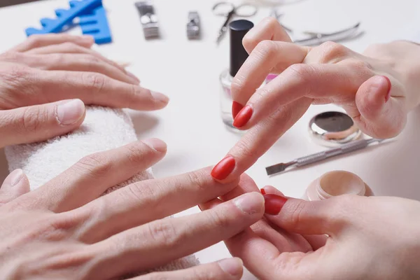 Mannen Manicure Mannen Manicure Vrouw Schoonheidsspecialiste Toepassing Moisturizer Mannelijke Handen — Stockfoto