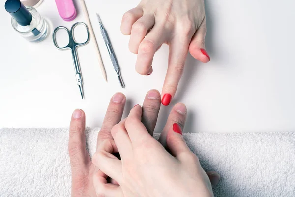 Mannen Manicure Vrouw Schoonheidsspecialiste Toepassing Moisturizer Mannelijke Handen Drogen — Stockfoto