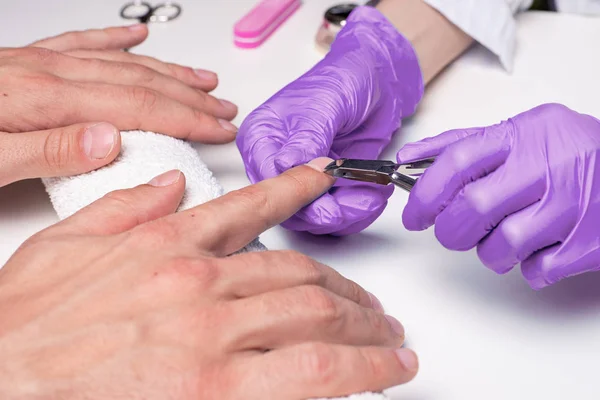 Mannen Manicure Schoonheidsspecialist Rubberen Handschoenen Snijdt Nagelriemen Mannen Handen — Stockfoto