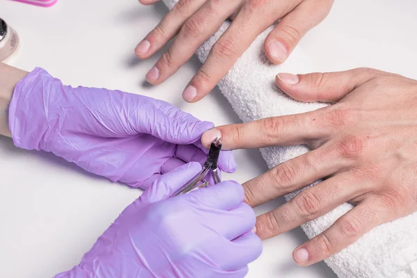 Mannen Manicure Schoonheidsspecialist Rubberen Handschoenen Snijdt Nagelriemen Mannen Handen — Stockfoto
