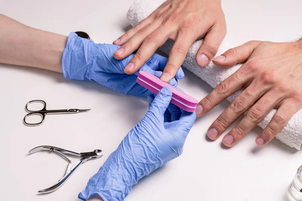 Mannen Manicure Schoonheidsspecialist Rubber Handschoenen Bestand Nagels Mannelijke Handen — Stockfoto