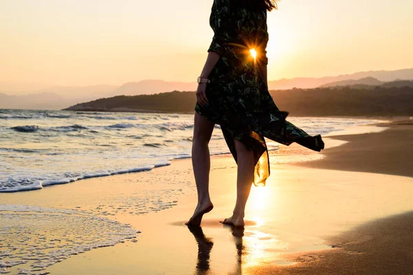 Mulher Pés Nus Vestido Verde Praia Antes Pôr Sol Laranja — Fotografia de Stock