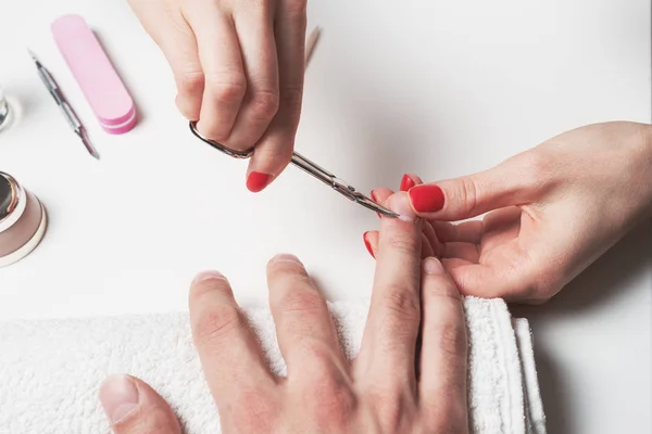 Mannen manicure. handen van de technicus het knippen van de nagels op mannen handen — Stockfoto