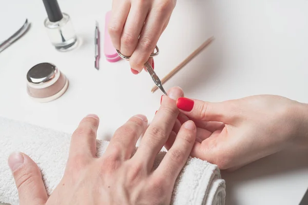 Manicura masculina. las manos del técnico cortan las uñas en las manos de los hombres —  Fotos de Stock