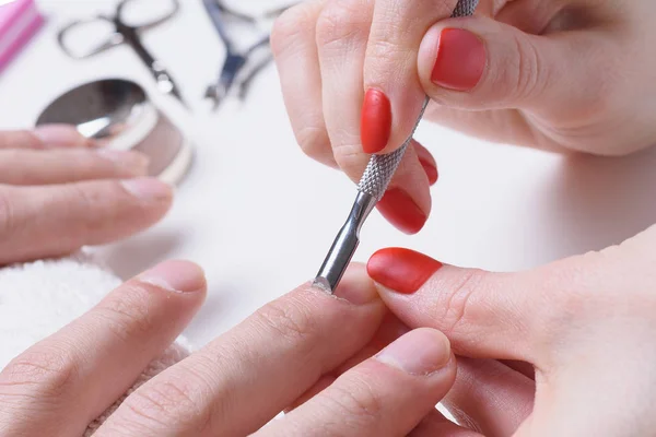 Mannen manicure. handen van de schoonheidsspecialiste behandeld cuticula van mannelijke handen met behulp van de Opdringer, schraper — Stockfoto