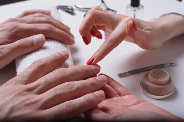 Mannen manicure. Mannen manicure. vrouw schoonheidsspecialiste toepassing moisturizer mannelijke handen drogen. — Stockfoto