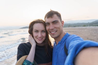 Selfie genç güzel çift sahilde.