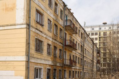 Eski terk edilmiş apartman binaları yıkım için hazırlanmaktadır.