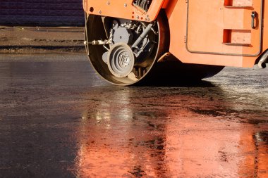 Döşeme, silindirler - kadar yol çalışmaları kapatın. yolların onarım. yağmur