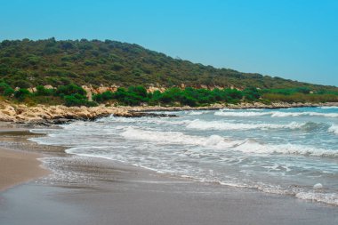 Akdeniz kıyısında yeşil tepenin arka plan.