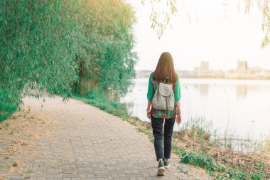 Arkasından, tam yükseklikte lake City Park yolda yürüyorduk genç bir kadın portresi.