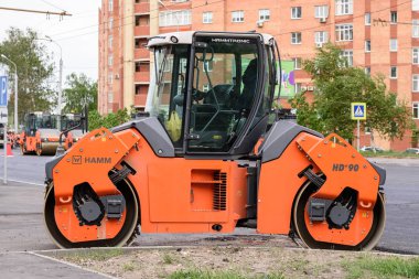 12 Haziran 2018, Kazan, Rusya Federasyonu: bir grup işçi ve yeni bir yol yüzeyi şehir yollarda koydu finişer.