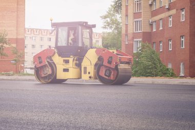 Döşeme, silindirler - kadar yol çalışmaları kapatın. yolların onarım.