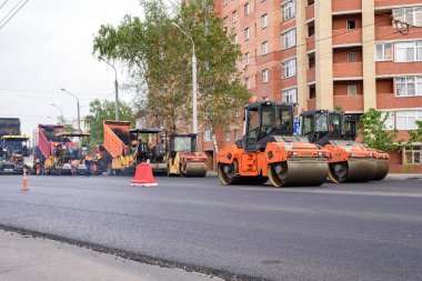12 Haziran 2018, Kazan, Rusya Federasyonu: bir grup işçi ve yeni bir yol yüzeyi şehir yollarda koydu finişer.