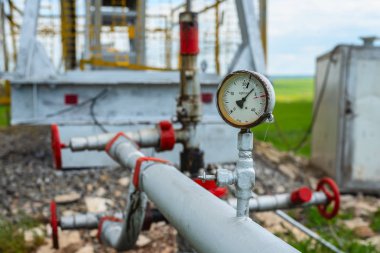 Yağ pompası üzerinde petrol veya doğal gaz basınç sensörü.