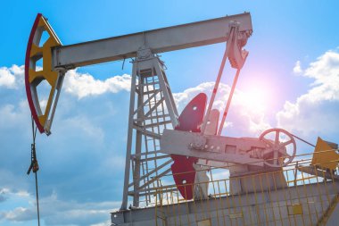 Mavi gökyüzü ve parlak güneşin karşı yakın - up yağ pompaları.