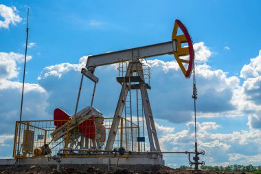 Üretim için sallanan ile modern petrol kuyusu.