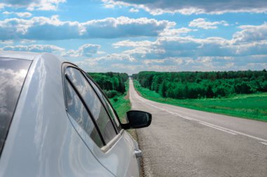 Ufuk içine seyahat kavramı gidiş asfalt yolun kenarında araba beyaz, çelme takmak.