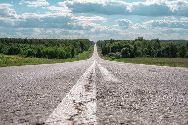 Minimalist manzara uzak ufuk çatlaklar yol asfalt. Alt görünümü