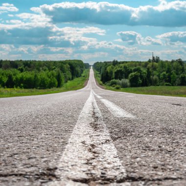 Minimalist manzara uzak ufuk çatlaklar yol asfalt. Alt görünümü