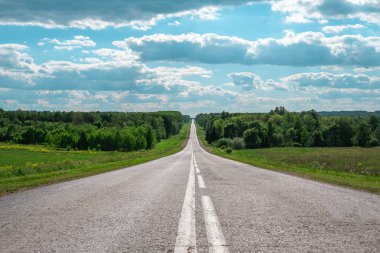 Beyaz markings ufuk, hayatı, hedefleri, güçlü karakter kavramı içine gelecek olan gri asfalt yol.