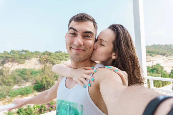 Söt Selfie Unga Gifta Par Kvinna Kysser Kinden Man — Stockfoto