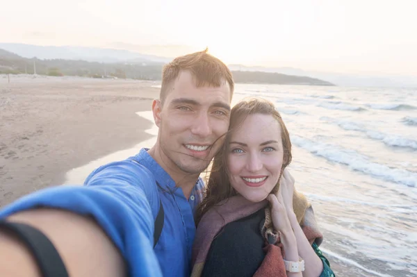 Συναισθηματική Selfie Του Ένα Νεαρό Ζευγάρι Στην Ακτή Της Θάλασσας — Φωτογραφία Αρχείου