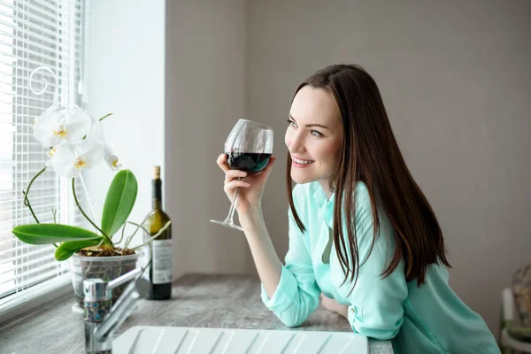 Mulher Janela Cozinha Sorrindo Segurando Copo Vinho Tinto — Fotografia de Stock