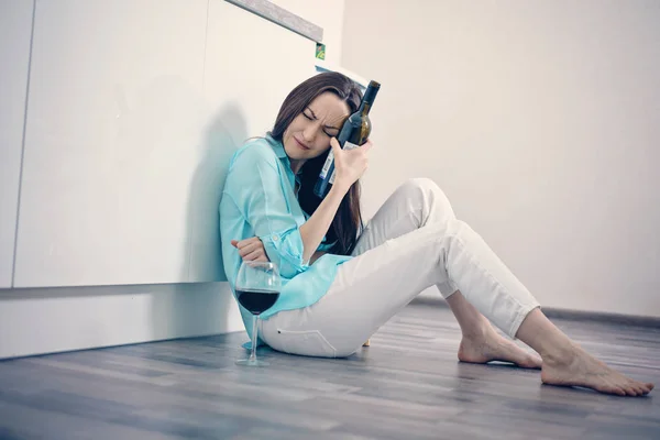 Mulher Jeans Branco Uma Camisa Turquesa Senta Chão Interior Uma — Fotografia de Stock