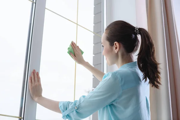 Kobieta Ogonem Głowę Myje Panoramiczne Okno Szmatką Mikrofibry Bez Smug — Zdjęcie stockowe