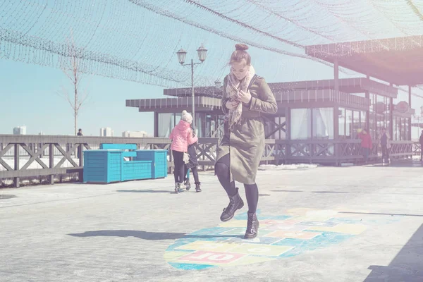 Женщина Модном Пальто Играет Классику Городском Парке Воспоминания Детстве — стоковое фото