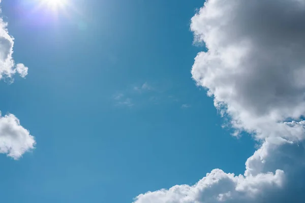 Abstrakt Bakgrund Blå Himmel Med Lummiga Moln Och Ljusa Strålar — Stockfoto